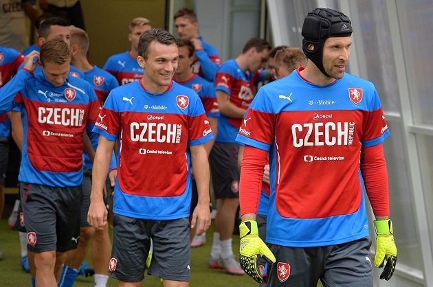 Čeští fotbaloví reprezentanti během středečního tréninku v Plzni. Vpravo je Petr Čech, vedle něj David Lafata.