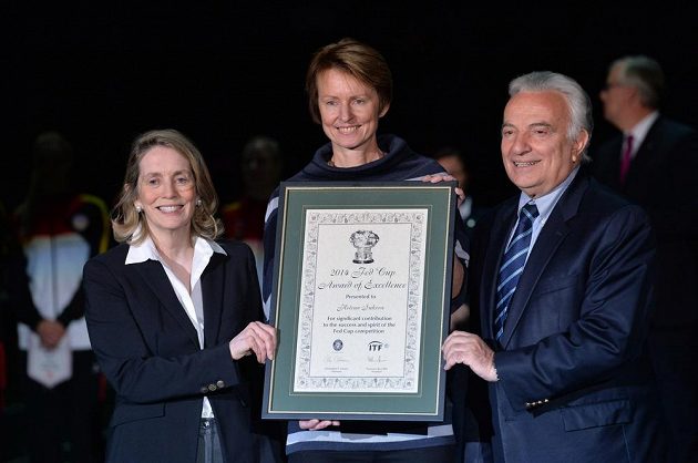 Helena Suková dostala Cenu za vynikající výkony ve Fed Cupu. Bývalá světová čtyřka převzala plaketu v pražské O2 areně před finále ČR - Německo z rukou prezidenta ITF Francesca Ricciho Bittiho a Jane Brownové Grimesové, čestné prezidentky Mezinárodní tenisové Síně slávy.