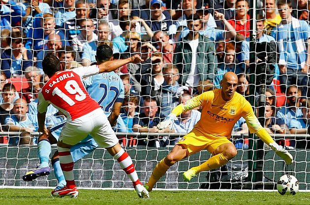Góóól! Santi Cazorla z Arsenalu překonává brankáře Manchesteru City Wilfreda Caballera.