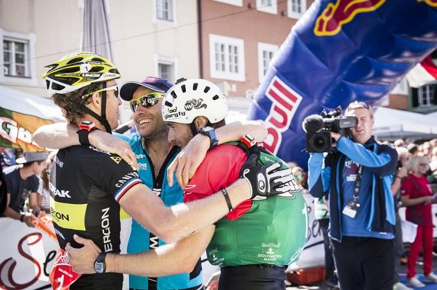 Kristián Hynek (vlevo) slaví triumf v závodě Dolomitenmann 2015 s parťáky