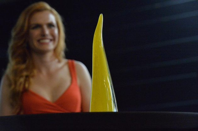 Biatlonistka Gabriela Koukalová představila v Praze skleněnou trofej pro české olympioniky, kterou sama navrhla. Cenu dostanou všichni čeští medailisté z Ria.