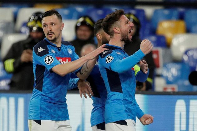 Neapolský Dries Mertens (vpravo) se raduje po gólu proti Barceloně. Vlevo Mario Rui, za střelcem je skrytý Lorenzo Insigne.