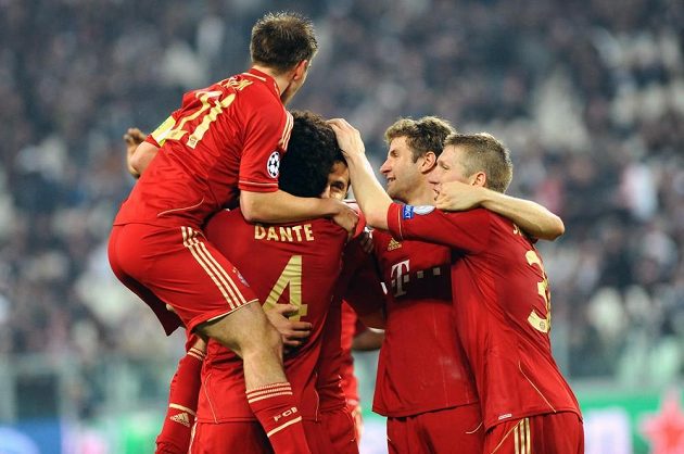 Fotbalisté Bayernu Mnichov se radují ze vstřelení branky na hřišti Juventusu Turín.