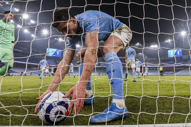 Fotbalisté Manchesteru City prodloužili vítěznou sérii o 21. soutěžní zápas. V předehrávce 29. kola anglické ligy porazili Wolverhampton. Pro míč spěchá hráč Citizens Ruben Dias.