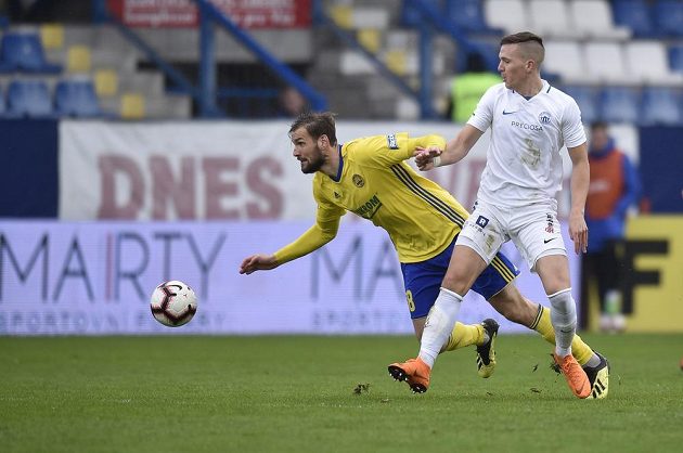 Zlínský fotbalista Tomáš Poznar padá po souboji s Ondřejem Karafiátem z Liberce.