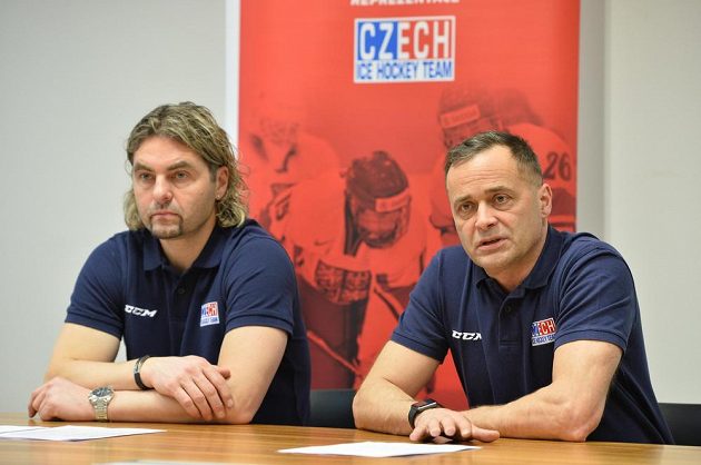Zleva manažer týmu David Moravec a trenér Jiří Vozák na tiskové konferenci Českého svazu ledního hokeje k olympijské kvalifikaci žen.