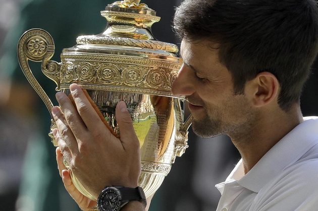 Srb Novak Djokovič se těší s trofejí poté, co ve finále zdolal Kevina Andersona z JAR.