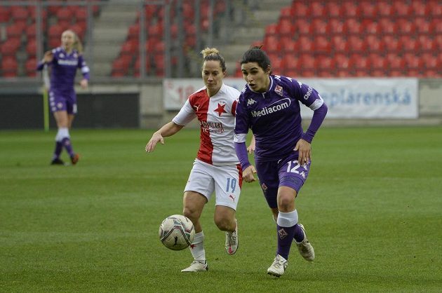 Zleva Petra Divišová ze Slavie a Marta Mascarello z Fiorentiny v utkání fotbalové Ligy mistryň.