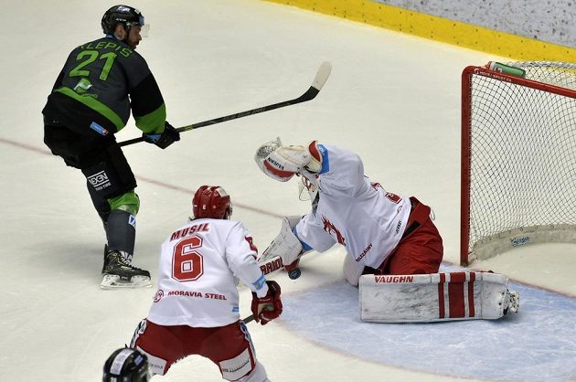 Útočník Jakub Klepiš z Mladé Boleslavi se marně snaží překonat Šimona Hrubce v brance Třince. Přihlíží obránce David Musil.