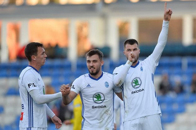 Mladoboleslavský fotbalista Tomáš Ladra z Boleslavi (uprostřed) se raduje z gólu s Nikolajem Komličenkem (vpravo) a Jakubem Klímou.