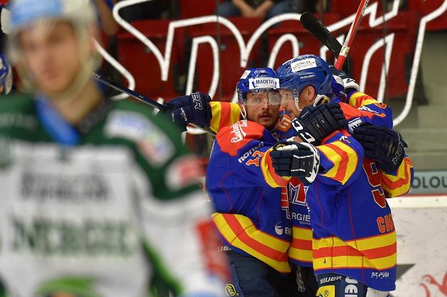Českoudějovičtí hráči se radují z vyrovnání na 1:1 během utkání baráže o hokejovou extraligu v Karlových Varech.
