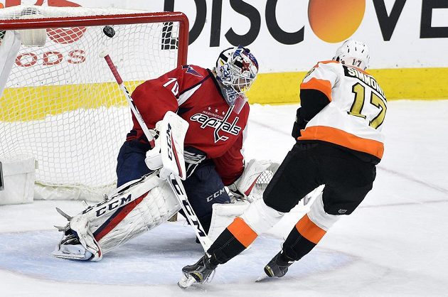Útočník Philadelphie Wayne Simmonds překonává v nájezdu Bradena Holtbyho a střílí vítězný gól týmu v utkání s Washingtonem.