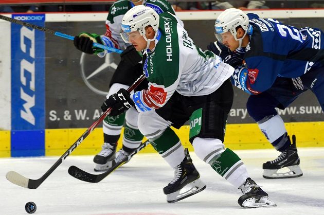 Jakub Flek Karlových Varů a Petr Straka z Plzně během utkání 5. kola hokejové extraligy.