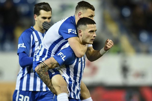 Fotbalisté Liberce (zprava) Roman Potočný, Radim Breite a v pozadí vlevo Taras Kačaraba se radují z gólu proti Opavě.