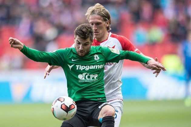 Michal Trávník z Jablonce a Per Egil Flo ze Slavie Praha během utkání 26. kola ePojištění ligy.
