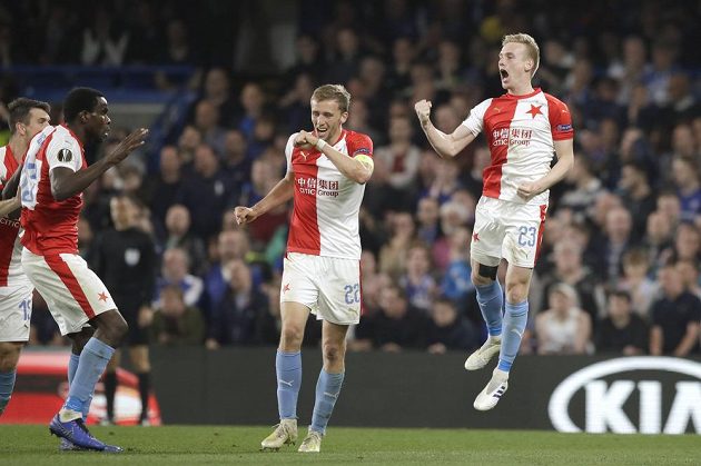 Fotbalista Slavie Petr Ševčík (vpravo) oslavuje se spoluhráči gól, který vstřelil v Evropské lize na hřišti Chelsea.