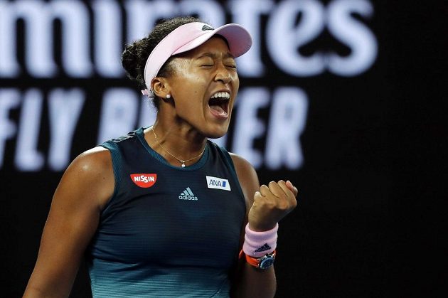Japonská tenistka Naomi Ósakaová oslavuje v prvním setu finále Australian Open.