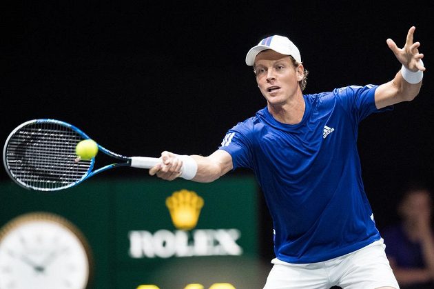 Tomáš Berdych během čtyřhry, do níž nastoupil po boku Rafaela Nadala proti Jacku Sockovi a Nicku Kyrgiosovi.
