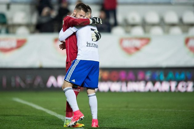 Brankář Mladé Boleslavi Luděk Vejmola a Lukáš Železník oslavují vítězství a postup po utkání čtvrtfinále MOL Cupu, Bohemians 1905 - FK Mladá Boleslav.