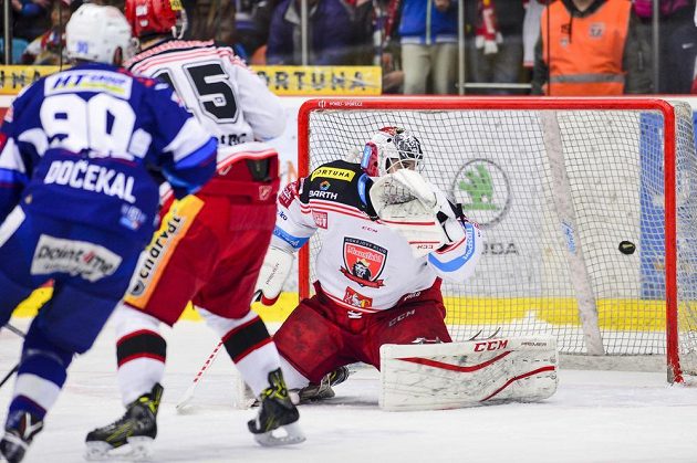 Brankář Patrik Rybár z Hradce Králové dostává druhý gól. Před ním Martin Dočekal z Brna a Blaž Gregorc z Hradce Králové.