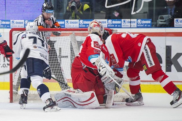 Milan Gulaš (vlevo) střílí druhou branku Plzně, uprostřed brankář Olomouce Branislav Konrád a vpravo Jiří Ondrušek.