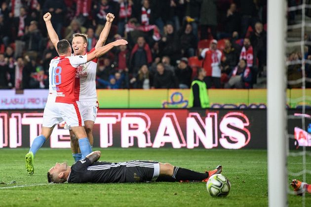 Fotbalisté Slavie Praha Stanislav Tecl a Jan Bořil oslavují gól na 3:0 během utkání 15. kola Fortuna ligy s Baníkem Ostrava.