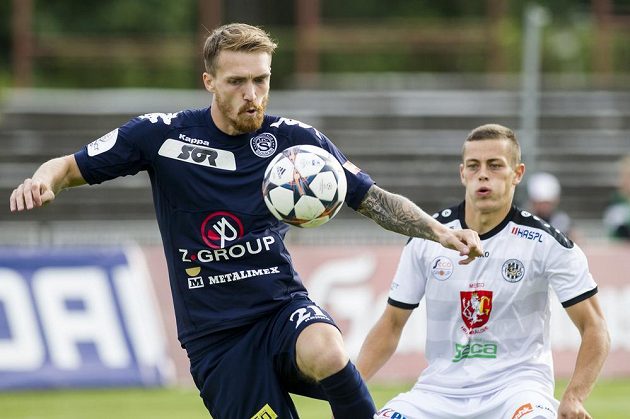 Útočník Slovácka Milan Kerbr (vlevo) a královéhradecký obránce Tomáš Holeš v utkání 5. kola Synot ligy.