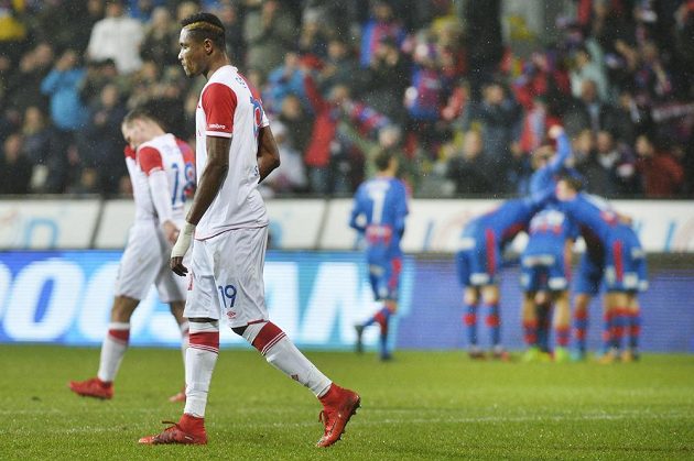 Fotbalisté Plzně se radují z gólu, Jan Bořil a Simon Deli ze Slavie jen zklamaně kráčí po trávníku. Plzeň vyhrála šlágr 1:0.