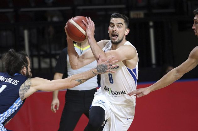 Hotovo. Čeští basketbalisté završili vítězně náročnou cestu olympijskou kvalifikací ve Victorii, když ve finále rozdrtili Řecko 97:72. Ke koši se úspěšně probíjí Tomáš Satoranský.