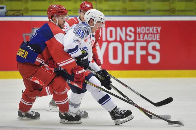 Zleva Christoph Bertschy z Lausanne a Jaroslav Kracík z Plzně. V pozadí Cory Emmerton z Lausanne.