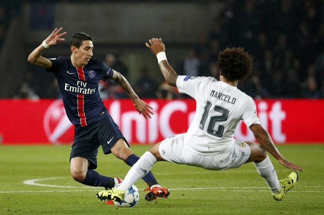 Téměř v taneční fotbalové kreaci Ángel Di María (vlevo) z PSG a Marcelo z Realu.