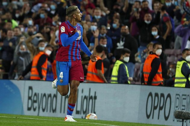 Gólem v 90. minutě vydřeli fotbalisté Barcelony ve španělské lize remízu 1:1 s Granadou. Úspěšným střelcem katalánského fifantu byl Ronald Araujo.