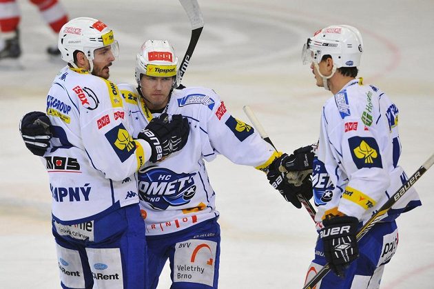 Hokejisté Brna zleva Michal Kempný, Vojtěch Němec a Petr Kuboš oslavují branku v duelu se Slavií.