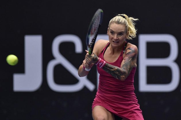 Bojovnice Tereza Martincová v tenisovém derby proti Kateřině Siniakové na ostravském turnaji.