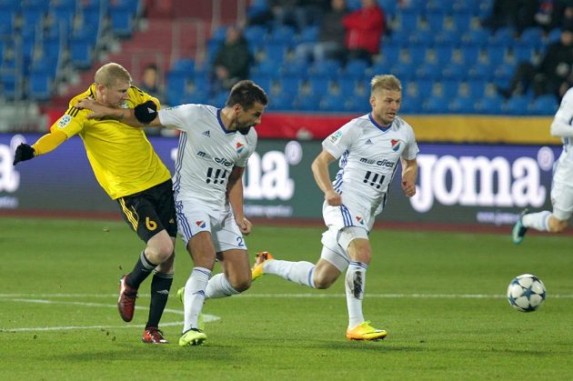 Jan Šisler z Karviné v souboji s Milanem Barošem z Baníku, vzadu Tomáš Mičola z Baníku během utkání 15. kola HET ligy.