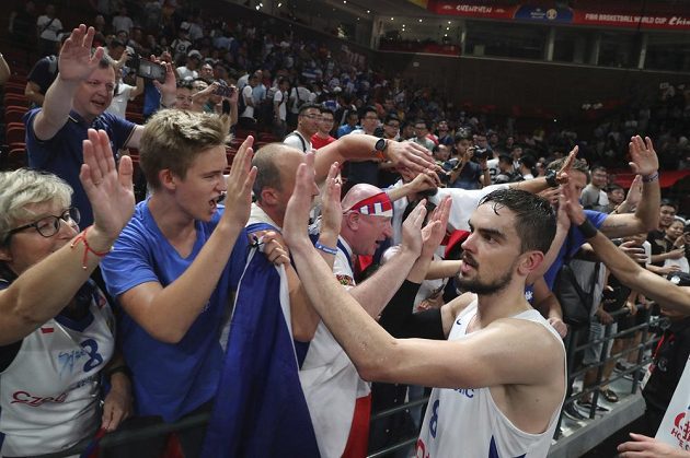 Český basketbalista Tomáš Satoranský se zdraví s fanoušky po utkání s Řeckem na mistrovství světa.