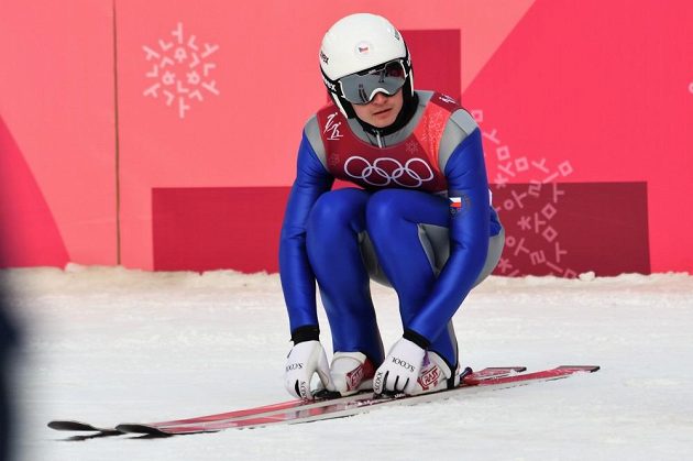 Český sdruženář Ondřej Pažout během skokanské části olympijského závodu na středním můstku.
