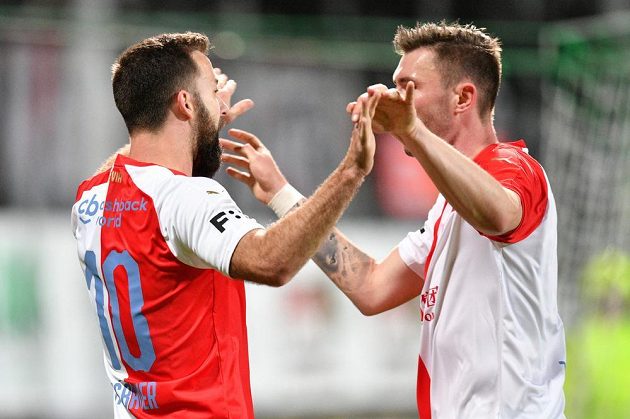 Radost fotbalistů Slavie během utkání první ligy v Příbrami. Z gólu se těší duo Hušbauer - Zmrhal.