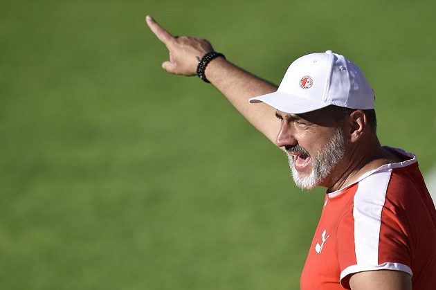 Trenér Slavie Jindřich Trpišovský uděluje pokyny svým svěřencům během utkání proti Liberci.