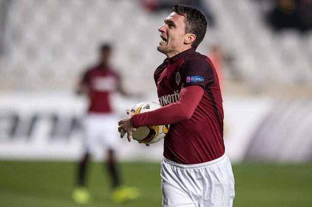 Útočník Sparty David Lafata se raduje. Letenští jeho zásluhou šli do vedení 2:1 na hřišti APOELu.