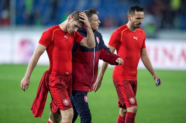 Rozmrzelí čeští reprezentanti (zleva): Jakub Brabec, Ladislav Krejčí a Tomáš Sivok.