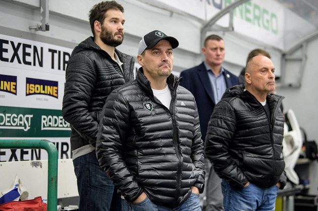 Viktor Ujčík (vlevo) během utkánína střídačce Mladé Boleslavi během utkání se Spartou.