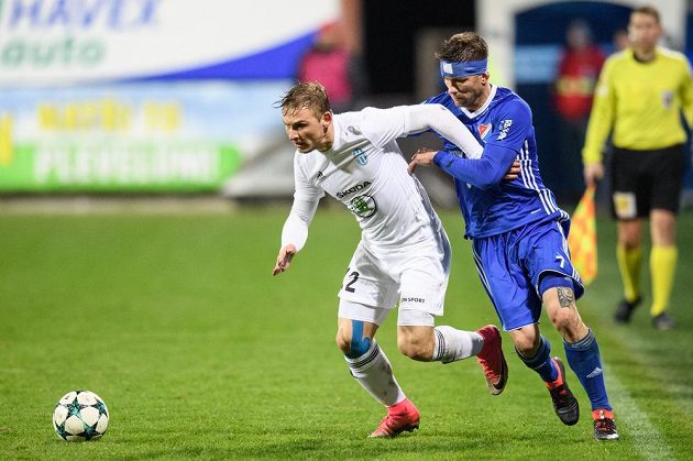Michal Hubínek z Mladé Boleslavi (vlevo) a Martin Fillo z Baníku Ostrava během utkání čtvrtfinále MOL Cupu.