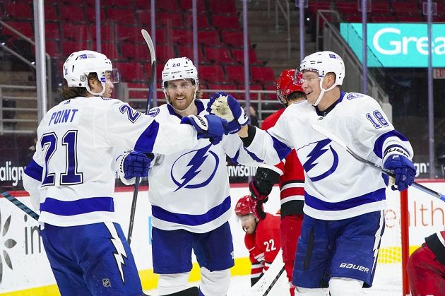 Ondřej Palát (18), Brayden Point (21) a Blake Coleman (20) z Tampy při utkání s Carolinou.