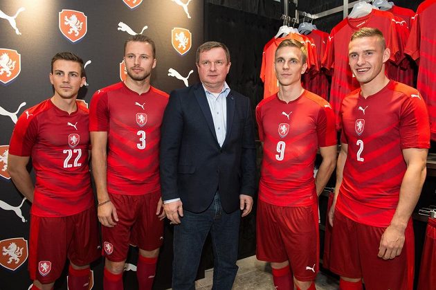 Zleva Vladimír Darida, Michal Kadlec, trenér Pavel Vrba, Bořek Dočkal a Pavel Kadeřábek v nových reprezentačních dresech.