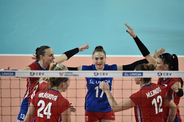 České volejbalistky vyhrály nad Švédskem a slaví. Stejně jako loni si zahrají v Evropské lize Final Four. Nikola Vaňková (uprostřed) z Česka.