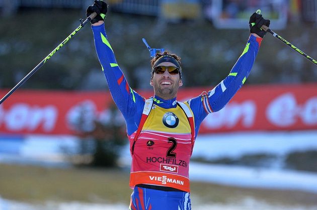 Francouzský biatlonista Martin Fourcade v cíli stíhacího závodu v Hochfilzenu.