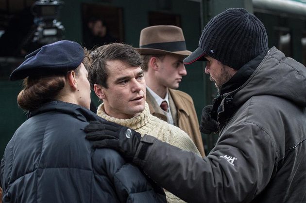 Vavřinec Hradilek (druhý zleva) poslouchá pokyny během natáčení filmu Tenkrát v ráji.