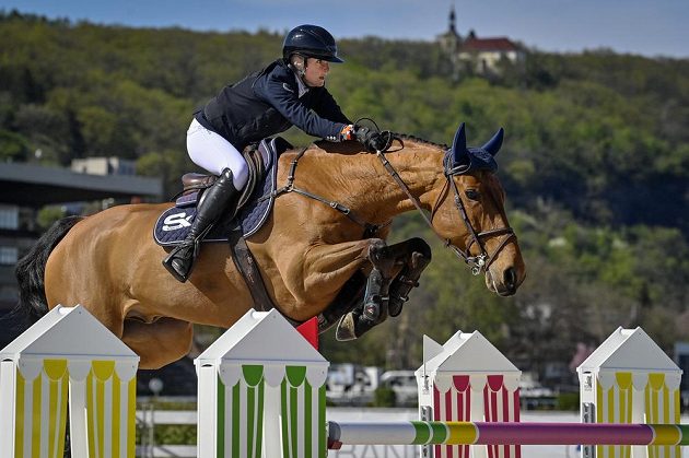 Petronella Anderssonová ze Švédska s koněm Claptonn Mouche v rámci nedělní Grand Prix v Chuchli.