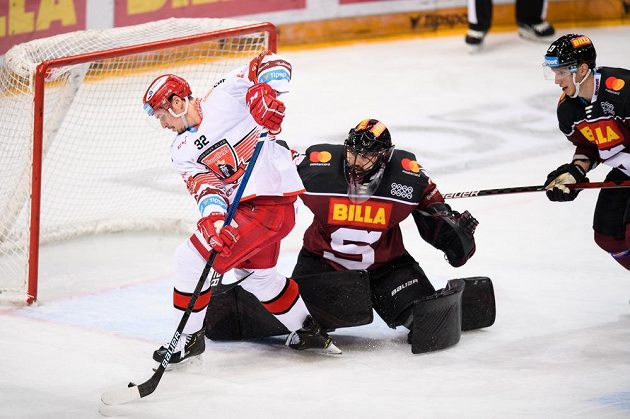 Jakub Orsava z Hradce Králové, brankář Sparty Matěj Machovský a jeho spoluhráč Jan Košťálek v akci během utkání 8. kola Tipsport extraligy.